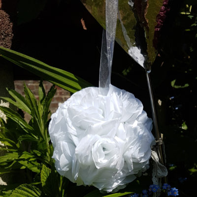 Boule fleurs artificielles blanche